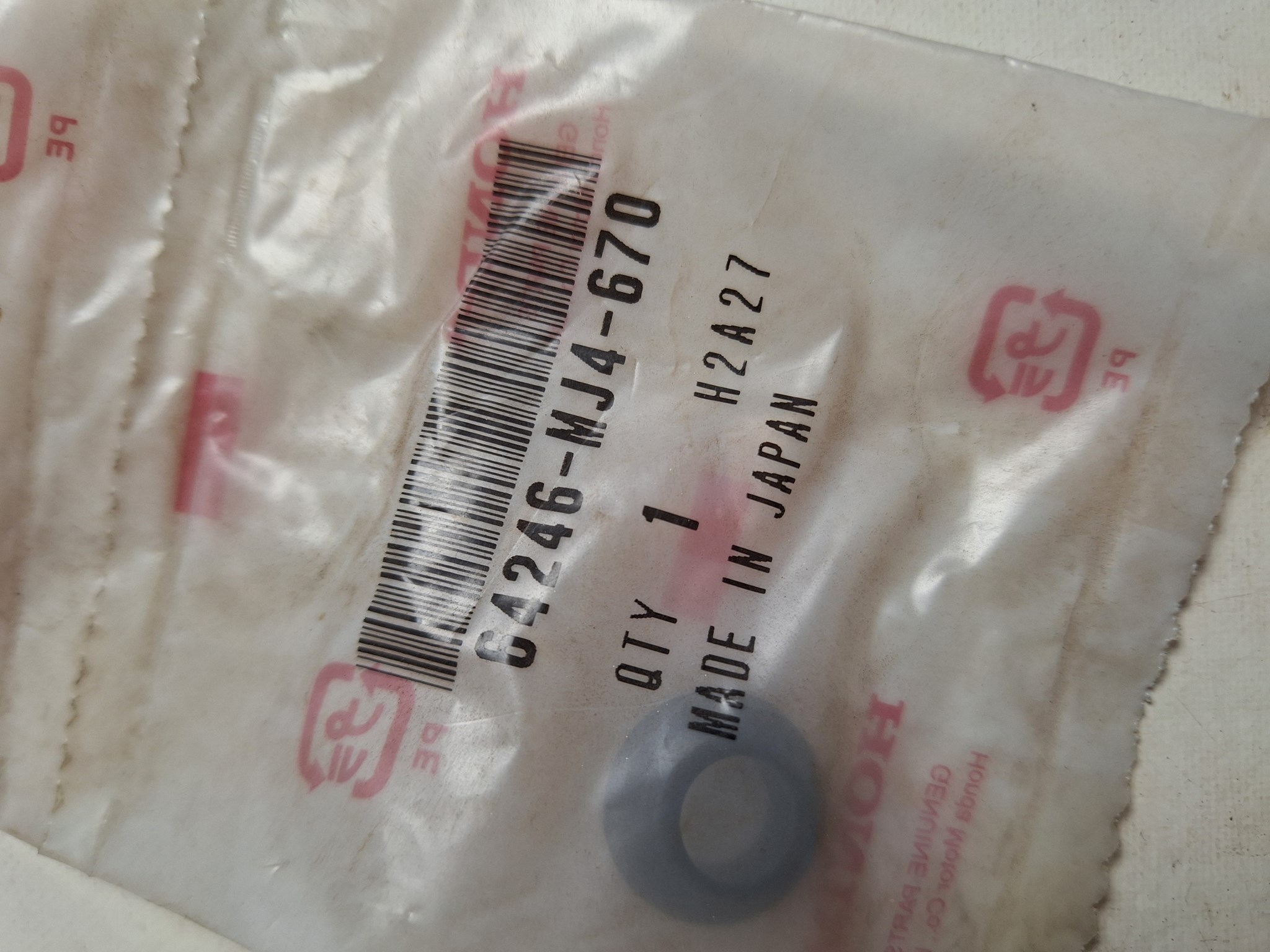Picture of BEFESTIGUNGSGUMMI,VE  64246-MJ4-670 VF 1000 R